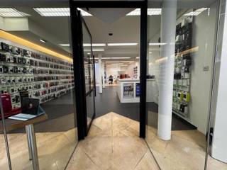 Deze verzorgde opbrengsteigendom bestaat uit een handelsgelijkvloers en een duplex appartement. Beide zijn verhuurd. De eigendom is gelegen in...