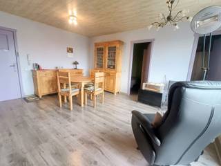<p><span>Klein maar gezellig appartement gelegen op de tweede verdieping (zonder lift) in residentie DACOR, vlakbij het centrum van De Haan en op wandelafstand van het strand.</span></p><p><span>Het appartement bestaat uit een woonkamer met open keuken, slaapkamer, berging/bureau en een ruime, ondergrondse parkeerplaats!</span></p>
