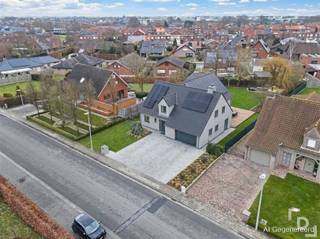 Prachtige villa met grote tuin te koop in Poperinge.In de Westouterstraat te Poperige vinden we deze villa op een perceel van 1167m².Deze woning...