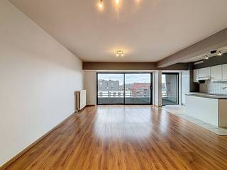 Dit gezellige appartement met 2 slaapkamers is perfect voor wie op zoek is naar een comfortabele thuisbasis in Gent. Op wandelafstand vind je lokale handelaars, gezellige cafés, supermarkten, openbaar vervoer enzovoort.Daarnaast zijn ook verschillende onderwijsinstellingen en belangrijke invalswegen vlot bereikbaar.Indeling:inkomhal - leefruimte met geïnstalleerde, open keuken - balkon - berging met aansluiting voor wasmachine - toilet - slaapkamer 1 - badkamer (dubbel lavabomeubel en douche) - slaapkamer 2 - kelderberging Een autostaanplaats die men dient bij te huren aan 50,00 EUR/maand.De gemeenschappelijke kosten, onder de vorm van een provisie, bedragen 50,00 EUR/maand en dienen voor het onderhoud van de gemeenschappelijke delen.Onmiddellijk beschikbaar!