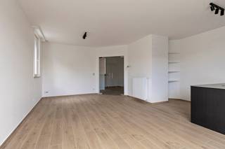 Located on Troyentenhoflaan in a quiet and pleasant residential area of Berchem, this stylishly renovated first-floor apartment offers modern comfort in a prime location. The entire building has recently been completely refurbished, both inside and out, giving it a well-maintained and contemporary appearance.
Upon entering the apartment, you are immediately welcomed by the bright living area, finished in a modern and timeless style with white accents and high-quality materials. The open-plan kitchen seamlessly connects to the living space and is fully equipped with all modern conveniences. Large windows provide an abundance of natural light, creating a warm and inviting atmosphere throughout the apartment. The property further comprises two full-sized bedrooms located at the rear, a modern bathroom with a walk-in shower, a separate guest toilet, and a practical storage room offering additional storage space as well as connections for a washing machine and dryer.
In addition, there is the possibility to rent a private garage box for €125 per month.
Private utility meters. Energy-efficient property with a favourable EPC rating. Low common charges. Available immediately.