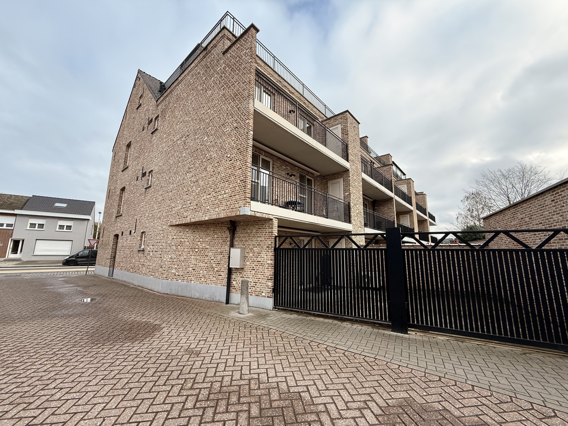 Kwalitatief ingericht kantoor met P in centrum Koningshooikt - foto 2