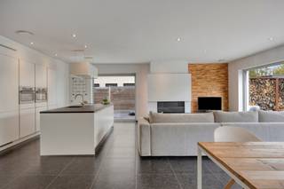 In het rustige en groene Affligem(rand Meldert) vind je deze 4-gevel woning met een tijdloze, en langs de straatzijde sobere uitstraling. Achter de gevel schuilt echter een verrassend ruime en moderne thuis die uitblinkt in comfort, licht en leefkwaliteit.
Dankzij het energiezuinige label A, 18 zonnepanelen, vloerverwarming en domotica leef je hier uiterst comfortabel én duurzaam. De zeer ruime leefruimte m. open keuken, 60m², m. gashaard als sfeerelement, baadt in een zee van licht owv de grote raampartijen. Aangrenzend bevindt zich de bergruimte met washoek met toegang tot de dubbele garage en de zijtuin. De bovenverdieping heeft 3 royale slaapkamers (15 m² + dressing, 32 m² en 32 m²). De luxe badkamer van 22m² beschikt over een inloopdouche, een hoekbad en een dubbel lavabomeubel. Voor wie 3 slaapkamers onvoldoende zijn kan de zolderverdieping nog verder ingericht worden tot 2 slaapkamers.
Buiten is het volop genieten: een zwembad, 3 zonnige terrassen en een ruime tuin met weids uitzicht maken dit een plek waar rust en privacy centraal staan.
Troeven op een rij:
4-gevelwoning
Mogelijkheid tot 5 slaapkamers
Zeer energiezuinig (label A)
18 zonnepanelen
Domotica & vloerverwarming
Zwembad en 3 terrassen
Grote tuin met prachtig open zicht
Landelijke, rustige ligging
Deze woning combineert landelijke rust met modern wooncomfort, ideaal voor wie ruimte en kwaliteit zoekt. Interesse? Dit is een unieke kans in een uitzonderlijke omgeving! Contacteer ons via affligem@immoaccenta.be.