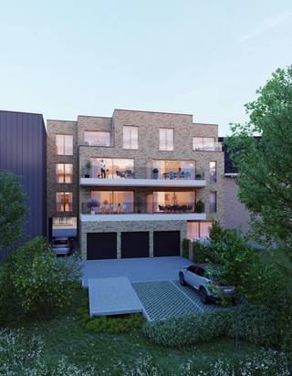 Driekamerappartement gelegen op het eerste verdiep met een ruim zonnige terras uitkijkend op het stadspark van Poperinge! Het appartement beschikt over een kwalitatief wooncomfort en is energiezuinig. Door elk appartement te voorzien van voldoende glaspartijen kan men genieten van veel lichtinval. Daarnaast wordt er veel belang gehecht aan zowel de thermische als akoestische isolatie, zo is het appartement voorzien van:- een individuele warmtepomp met koelfunctie (airco) - zonnepanelen- driedubbele beglazing De keuken en badkamer kunnen naar eigen wens bij een leverancier gekozen worden. De afwerking van het appartement is dus volledig op maat. De aankoop van een garage/autostaanplaats is ook nog mogelijk!Kiezen voor Parkzicht III is kiezen voor een tijdloze architectuur én dit op wandelafstand van alle winkels, het stadspark en de Grote Markt van Poperinge.Contacteer Charlotte Druant op 0474969298 of mail naar charlotte.druant@dewaele.com voor meer informatie over deze residentie.