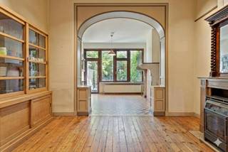 Découvrez cette opportunité unique de vivre dans une charmante maison pleine d'éléments authentiques, située en plein centre commercial de...