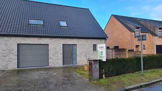 In deze nieuwe wijk genaamd 'Houtstuk' vindt u deze recente koppelwoning.Deze woning werd gebouwd met kwalitatieve en duurzame materialen. De...