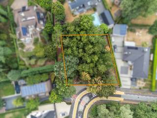 <p><strong>ZUIDWESTELIJK GERICHTE BOUWGROND VOOR OPEN BEBOUWING VAN 11A18CA IN RESIDENTIËLE VILLAWIJK TE GENK (MOLENBLOOK)<br /><br /></strong>In de smaakvolle villawijk Molenblook te Genk, vinden we aan de Armand Maclotlaan (links van huisnummer 45) dit prachtig bouwperceel terug<br /><br />Wie op zoek is naar een bouwgrond voor het bouwen van een statige villa met mooie breedte, vindt deze hier terug en dit op een toplocatie. Genk-centrum, het Ziekenhuis Oost-Limburg, het Molenvijverpark en het Kattevennen-bos vind je hier op wandel- en fietsafstand. De oprit naar de E314 bevindt zich bovendien op enkele minuutjes rijden.<br /><br />Deze bouwgrond is geschikt voor het bouwen van een zeer ruime open bebouwing, heeft een straatbreedte van circa 35 meter en een diepte van gemiddeld 35 meter. De bouwgrond is gelegen in een niet vervallen verkaveling (gekend als lot 1) van meer dan 15 jaar oud. Dit wil zeggen dat de verkavelingsvoorschriften geen weigeringsgrond zijn.<br />De volledige verkavelingsvoorschriften, bouwverordening en groenrichtlijnen van de stad Genk vindt u terug onder “downloads” onder de advertentie van de betreffende bouwgrond op onze website.<br />Algemeen: de bouwdiepte op het gelijkvloers is beperkt tot 17 meter, als er achter de woning een tuinzone aanwezig is diepte van minstens 10 meter. De bouwdiepte op het gelijkvloers is maximaal 12 meter bij een zadeldak en maximaal 15 meter bij een plat dak.<br /><br />Matcht jouw bouwdroom met deze zeer gegeerde locatie waar privacy en rust gegarandeerd worden? Enthousiast of enkele vragen? <br /><br />Contacteer ons op 011 96 51 76 of mail naar info@momentumvastgoed.be.</p>