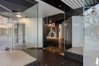 <p><strong>Ruim gelijkvloers handelspand van ca. 180 m² in hartje Turnhout!<br /></strong><br />Op een <strong>centrale</strong> en uiterst commerciële <strong>locatie,</strong> nabij de Gasthuisstraat en de Grote Markt, bieden wij dit <strong>gelijkvloers handelspand</strong> van ca. 180 m² aan. Het pand is ideaal gelegen in een verkeersvrije winkelstraat. Dankzij de twee grote etalages (straatbreedte van ca. 6 m) en de lichtkoepel achteraan geniet de ruimte van veel <strong>zichtbaarheid</strong> en natuurlijk daglicht.<br /><br /><span>Het handelspand is <strong>breed inzetbaar</strong>: geschikt voor winkel, kantoor, praktijkruimte of dienstverlenend beroep. Door de oppervlakte en <strong>topligging</strong> is het ook interessant voor investeerders en projectontwikkelaars, met potentieel voor herbestemming (na vergunning) naar woonunits of gemengd gebruik. Daarnaast zijn er meerdere publieke parkings op slechts 100 meter afstand, wat de <strong>bereikbaarheid</strong> voor klanten en personeel vergemakkelijkt.<br /><br /><span>Bijzonderheden:</span> <br /></span>- Oppervlakte: ca. 180 m²<br />- Kitchenette met berging, apart toilet met lavabo en aansluitende stockageruimte<br />- Recent geïnstalleerde (gemeenschappelijke) verwarmingsketel op aardgas (2018)<br />- Airconditioning aanwezig (zowel verkoeling als verwarming)<br />- Hoofddak recent geïsoleerd (2020)<br />- <strong>Onmiddellijk beschikbaar</strong> en na een opfrissing snel in gebruik te nemen<br /><br /><span>Ideaal voor: </span><br />- <strong>Investeerders</strong> die zoeken naar een pand met groeipotentieel<br />- <strong>Zelfstandigen of vrije beroepen</strong> die betaalbare ruimte zoeken in het centrum<br />- <strong>Projectontwikkelaars</strong> die de opportuniteit zien voor herbestemming naar woonfunctie<br /><br /><span>Bekijk dit handelspand via ons interactief grondplan: https://deboerenpartners.virtimmocontent.be/start-visit/4186</span></p>