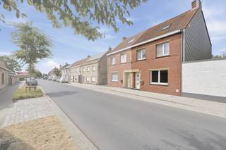 <p>Licht op te frissen woning in de dorpskern van Houtem, rustig gelegen nabij Veurne.</p>

<p>Deze gesloten bebouwing combineert een rustige ligging in de dorpskern van Houtem met een praktische indeling en heel wat ruimte. De woning beschikt over 4 volwaardige slaapkamers en 1badkamer, ideaal voor gezinnen of wie extra ruimte zoekt voor hobby of thuiswerk. Dankzij de solide basis kan de woning licht opgefrist worden zonder renovatieverplichting, waardoor je meteen comfortabel kan wonen en stap voor stap verder kan moderniseren. De landelijke omgeving en de vlotte verbinding naar Adinkerke zorgen voor een aangename woonomgeving. Een interessante opportuniteit voor wie een huis wil kopen met potentieel voor een betaalbare prijs.</p>

<p>Belangrijkste ruimtes:<br />• Inkomhal<br />• Woonkamer met aangename lichtinval<br />• Eetkamer aansluitend op de leefruimte<br />• op te frissen keuken<br />• 4 slaapkamers<br />• op te frissen badkamer<br />• Nachthal die de slaapvertrekken verbindt<br />• zongericht terras met ruimte om buiten te genieten<br />• kruipzolder<br />• droge kelder handig voor stockage<br />• Tuinhuis voor extra opbergruimte</p>

<p>Troeven:<br />• Rustig gelegen in de dorpskern van Houtem<br />• Woning met 4 slaapkamers<br />• Licht op te frissen zonder renovatieverplichting</p>

<p>Neem vandaag nog contact op voor meer informatie of een bezoek:<br /><strong>Hanne.huyghe@era.be<br />0499/22 30 33</strong></p>