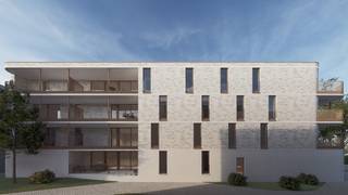 Nieuwbouwappartement op 2de verdieping in blok E van project Mienas aan het kerkplein in As. Dit appartement is als volgt ingedeeld: inkomhal, toilet, woonkamer opgedeeld in zithoek en eethoek met open keuken, via schuifraam toegang tot terras, berging/technische ruimte, slaapkamer met badkamer. Via de slaapkamer kan je ook naar het terras. In de ondergrondse parkeergarage kan autostaanplaats en kelderberging aangekocht worden. De koper kan afwerking van vloer, keuken, badkamer en binnendeuren nog mee kiezen volgens budgetten die hiervoor voorzien zijn bij een leverancier aangeduid door de projectontwikkelaar.