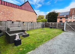 <p>Welkom in deze charmante woning in Sint-Pauwels, waar u meteen geniet van een aangename combinatie van ruimte, comfort en praktische voorzieningen. Bij binnenkomst ervaart u de gezellige leefruimte die mooi aansluit op de ingerichte keuken met gasfornuis, vaatwasser en koelkast. De badkamer bevindt zich op het gelijkvloers en is uitgerust met douche, lavabo, toilet en aansluiting voor wasmachine en droogkast.</p><p>De woning beschikt over twee comfortabele slaapkamers op de eerste verdieping en een handige zolder die bereikbaar is via een zoldertrap, ideaal als extra bergruimte. Daarnaast is er ook een kelder aanwezig.</p><p>Buiten geniet u van een mooi perceel met een ruime oprit, garage met automatische poort en codeslot, én een carport die eveneens als tweede overdekt terras kan dienen. De tuin en het terras met verlichting vormt een aangename plek om te ontspannen. De tuin is volledig omheind, wat zorgt voor maximale privacy.</p><p>Dankzij PVC-ramen met dubbel glas, rolluiken aan de voorzijde en centrale verwarming op gas combineert deze woning moderne voorzieningen met een huiselijk karakter.</p><p>Zoekt u een instapklare woning met een gunstige ligging in het hart van Sint-Pauwels? Plan dan vandaag nog uw bezoek!</p><p>📞 03 779 69 29<br />✉ contact@eberhardvastgoed.be</p><br />