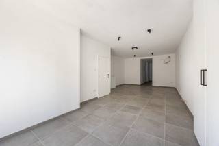 Gelegen aan de Markt van Meerhout, in de Veldstraat, geniet dit volledig vernieuwde handelspand met duplex appartement van een centrale ligging met winkels, horeca, scholen en openbaar vervoer op wandelafstand. Dankzij de vlotte bereikbaarheid is dit een uitstekende locatie om wonen en werken te combineren.<br /><br />Zowel het appartement als het handelspand hebben aparte bus nummers, meters en ingangen. Opsplitsen is hier dus mogelijk wat interessant kan zijn als investering!<br /><br />Op het gelijkvloers bevindt zich een handelsruimte van ca. 60 m² met ingemaakte kasten, een apart toilet en een douche. De duplex biedt op de eerste verdieping een lichtrijke leef- en eetruimte met open, volledig uitgeruste keuken, een apart toilet, een praktische berging en toegang tot het terras van 8 m². Op de tweede verdieping zijn er twee slaapkamers van ca. 10,5 m² en 13,5 m² en een badkamer met douche. De opbergzolder zorgt voor extra bergruimte. De aanwezige voorzieningen voor airco's verhogen het comfort.<br /><br />Met een EPC-label A is deze eigendom energiezuinig en geldt er geen renovatieverplichting. Volledig vernieuwd in 2025 en instapklaar voor zowel wonen als ondernemen.<br /><br />• Topligging aan de Markt van Meerhout<br />• Handelspand en duplex appartement<br />• Volledig vernieuwd in 2025<br />• EPC-label A, geen renovatieverplichting<br />• Terras en extra buitenruimte<br />• Voorzieningen voor airco's aanwezig