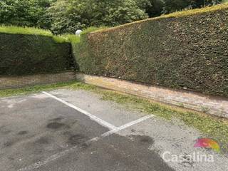 CASALINA Real Estate biedt exclusief te koop aan – Parkeerplaatsen te koop – 3 beschikbare plaatsen: 1 parkeerplaats aan €13.000 en 2...