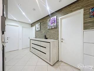 Dit appartement op de tweede verdieping werd recent gerenoveerd. Via de inkomhal bereik je vooraan de lichte woonkamer op tegelvloer. Aansluitend...