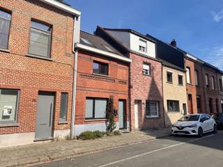 <p><span>Op zoek naar een gezellige, instapklare woning op een prachtige locatie? Deze charmante rijwoning geniet van een uitstekende ligging vlak aan de Rupel, nabij het bos en tal van mooie wandel- en fietsroutes. Hier combineert u rustig en aangenaam wonen met een vlotte verbinding naar de omgeving.</span></p><p><span>Bij het betreden van de woning komt u in de inkomhal, die toegang biedt tot de verschillende leefruimtes. De open leefruimte vormt het hart van de woning en sluit naadloos aan op de volledig ingerichte keuken. Dankzij de grote raampartijen die volledig kunnen worden geopend, ontstaat er een bijzonder aangename verbinding tussen de leefruimte en de tuin. Zo haalt u op mooie dagen als het ware de buitenruimte naar binnen.</span></p><p><span>Verder beschikt de woning over een verzorgde badkamer met inloopdouche en een aansluitende praktische wasplaats. Er is eveneens een apart toilet aanwezig. Op de eerste verdieping bevinden zich twee aangename slaapkamers.</span></p><p><span>Achteraan geniet u van een gezellige tuin met terras en tuinhuis, een ideale plek om in alle rust te genieten van de groene omgeving. Daarnaast beschikt de woning over een praktische kelder die zorgt voor extra bergruimte.</span></p><p><span>De woning werd recent volledig gerenoveerd en afgewerkt met kwalitatieve materialen. Hierdoor is het geheel bijzonder verzorgd en instapklaar, zonder dat er nog grote werken nodig zijn.</span></p><p><span>Een gezellige woning met een warme uitstraling, een mooie buitenruimte en een uitstekende ligging nabij de Schelde en de natuur.</span></p>