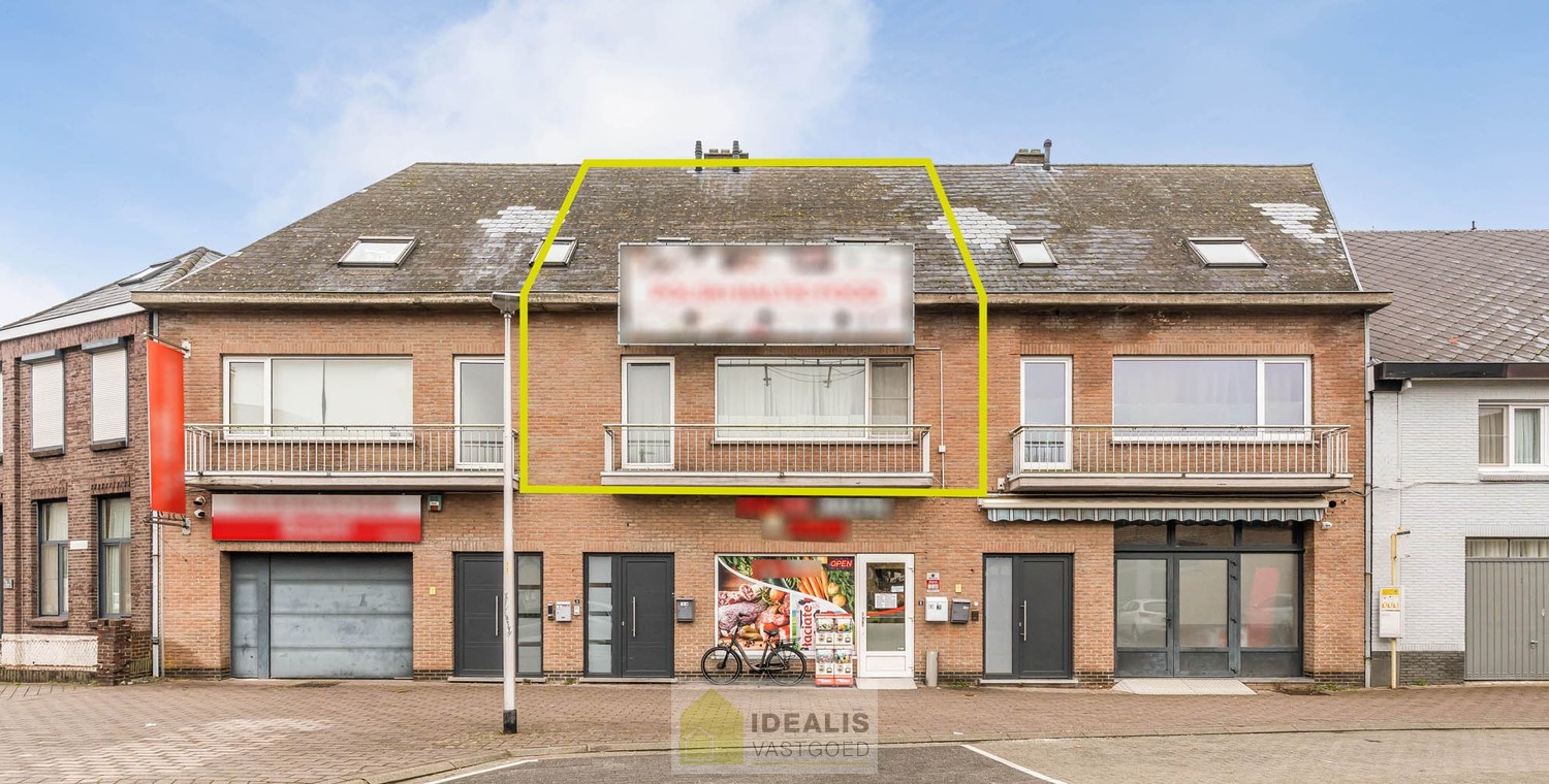 OP TE FRISSEN RUIM DUPLEX APPARTEMENT PAL IN  HET CENTRUM VAN HAMONT! Dit uiterst ruime appartement omvat maar liefst ca.142m² bewoonbare oppervlakte en is voorzien van een ruime woonkamer met aansluitend keuken, 3 aangename slaapkamers, volledig vernieuw - foto 3
