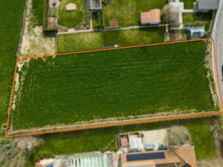 <p>Op zoek naar de perfecte locatie voor het creëren van uw droomwoning?<br />Deze unieke bouwgrond met een totale oppervlakte van maar liefst 17a31ca is gelegen in het landelijke Rozebeke en biedt een combinatie van rust, ruimte en groen. De afbeelding toont een mogelijke invulling van het perceel en werd digitaal gevisualiseerd ter inspiratie. Zij geeft geen weergave van de huidige toestand en kunnen enkel gerealiseerd worden mits naleving van de toepasselijke regelgeving en voorschriften.<br /> </p><p>Deze bouwgrond geeft u de mogelijkheid een open bebouwing te realiseren waar u geniet van een adembenemend verzicht over het omliggende landschap.<br />De ligging te Rekelberg in Zwalm garandeert privacy en wooncomfort, ver weg van de drukte maar toch vlot bereikbaar.</p><p>De belangrijkste geldende voorschriften luiden als volgt:<br /> - Maximale bouwdiepte: 12m<br /> - Maximale kroonlijsthoogte: 6m<br /> - Zijdelingse bouwvrije stroken: minimaal 4m<br /> - Voortuinstrook: minimaal 5m</p><p>Bent u op zoek naar de perfecte locatie voor het realiseren van uw droomwoning? Dan is dit perceel absoluut een bezoek waard!</p>