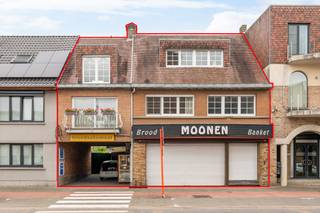 <p>Ruim handelshuis op zichtbare locatie te Sint-Job-In-‘t-Goor! Het betreft een riante opbrengsteigendom op een perceel van 883m², op heden ingericht als bakkerij met winkel en een ruime bovengelegen woonst. Lopende handelshuurovereenkomst, de bakkerij blijft open! Meer info via info@neysimmo.com!</p>