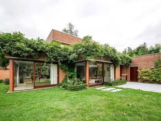In het hart van Prins van Oranje, villa uit de jaren 70 van architect Bernard Feron, volledig gerenoveerd met een bruto oppervlakte volgens EPC van...