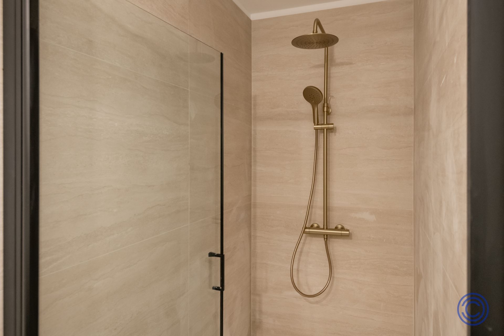 Volledig gerenoveerd appartement met kantoor en groot terras! - foto 5