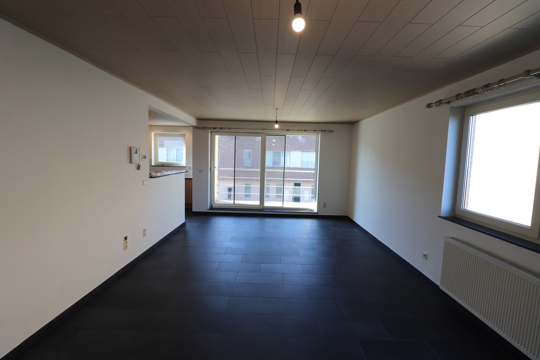 Ruim 2-slaapkamerappartement met terras en lift op de 1ste verdieping links met garage - foto 3