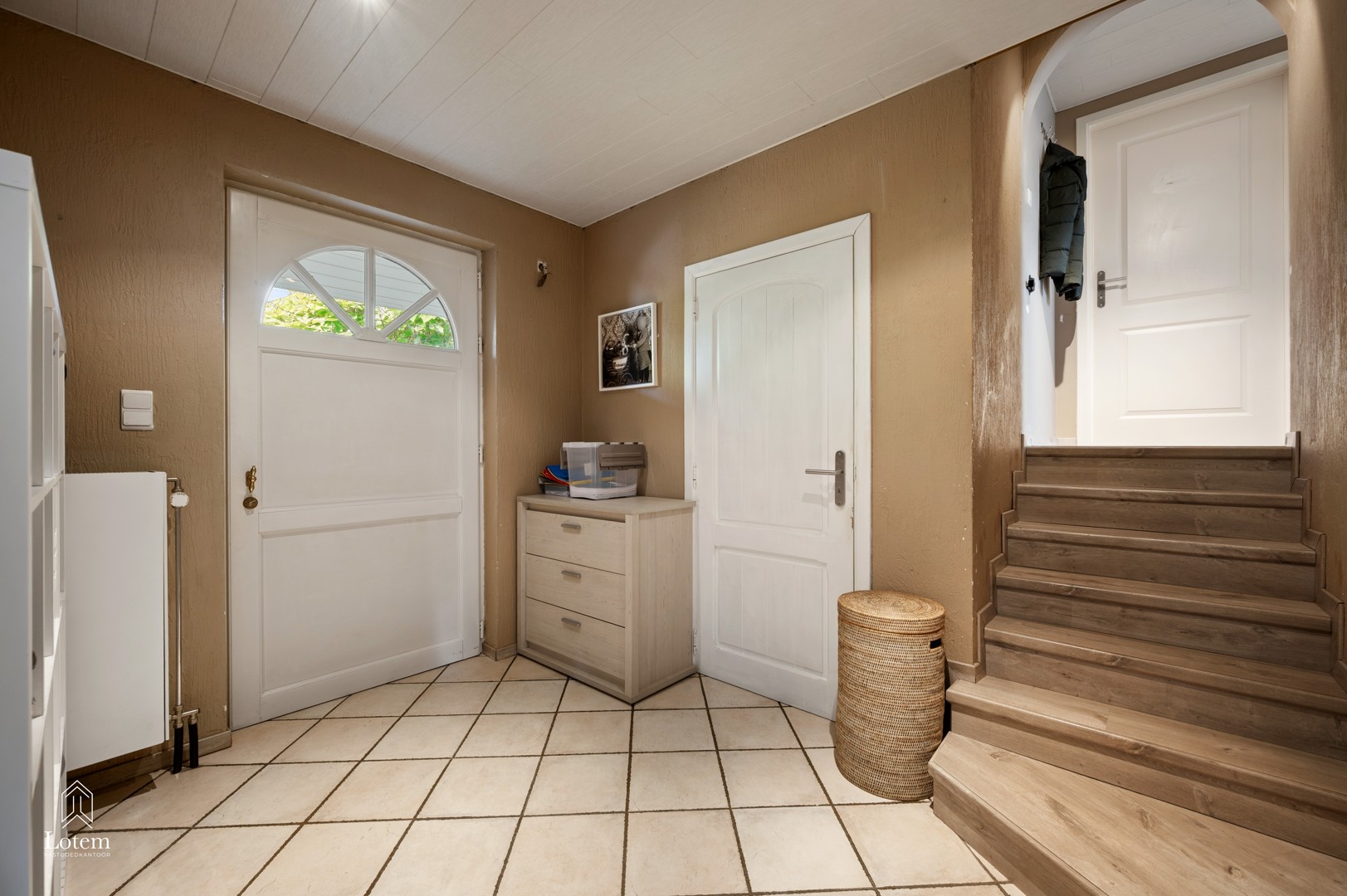 KARAKTERVOLLE SPLITLEVEL-VILLA OP 2.550 M² MET VOLLEDIG INGERICHTE TUINWONING - foto 2