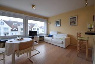 <strong>Res. Regina</strong><br />Prachtige Studio te Huur in Knokke-Zoute!<br />Ontdek deze schitterende Studio op de tweede verdieping van De Wielingen 1, 8300 Knokke-Zoute. <br /><br />Kenmerken van de Studio:
<ul>
<li>Gelegen op de tweede verdieping met een fantastisch uitzicht.</li>
<li>Ruim en goed verlicht interieur voor een comfortabele leefomgeving.</li>
<li>Volledig uitgeruste keuken.</li>
<li>Praktische badkamer met alle voorzieningen.</li>
</ul>
<u><strong>Huurvoorwaarden:</strong></u>
<ul>
<li>Beschikbaar vanaf: 25/12/2026!</li>
<li>Huurprijs: €850 (is inclusief algemene kost)</li>
<li>Zowel voor hoofdverblijf als tweedeverblijf</li>
<li>Optionele tweedeverblijftaks ten laste van de huurder</li>
<li>Enkel privatieve verhuur, niet mogelijk via vennootschap</li>
<li>3 maand huurwaarborg</li>
<li>Kost plaatsbeschrijving 50/50</li>
<li>Nutsvoorzieningen op naam van de huurder</li>
<li>Huurdersverzekering verplicht</li>
</ul>
<br />Ref. GA723
