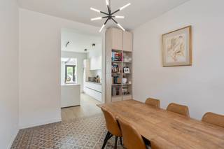 In een <u>rustige</u> en gegeerde straat in Heverlee ligt deze vernieuwde en instapklare woning met <strong><span>drie</span></strong> slaapkamers en een verrassend <strong><span>aangename tuin.</span></strong><br /><br />We komen binnen langs de ruime inkomhal met toilet. Vervolgens ga je langs de eetkamer door naar de vernieuwde keuken met keukeneiland. Aansluitend aan de volledig uitgeruste keuken (inclusief designverlichting) is de gezellige leefruimte met zithoek en plaats voor eventueel een bureau. In de berging is er aansluiting voor een wasmachine en droogkast. Achteraan vormt de mooie tuin een echte troef. Een fijne plek om te ontspannen op het terras of op het gras. Er is bovendien een <span>praktisch</span> tuinhuis voor extra bergruimte. Ook de grote kelder biedt heel wat bijkomende mogelijkheden voor stockage.<br />Op de eerste verdieping kan men de grote hoofdslaapkamer terugvinden samen met de badkamer. De badkamer heeft een ligbad en inloopdouche. Boven zijn er nog twee lichtrijke kamers. De drie slaapkamers maken het geheel bijzonder geschikt voor een gezin, een koppel dat wat extra ruimte zoekt of wie graag een aparte bureau- of hobbykamer heeft.<br /><br />En dan is er natuurlijk de ligging: rustig wonen in Heverlee terwijl Leuven en alle voorzieningen op fiets- of wandelbereik ligt. <br /><br /><strong><span>Een volledig vernieuwde woning met tuin, drie slaapkamers én Leuven vlakbij</span></strong>. Hier hoeft u alleen nog maar uw meubels neer te zetten.<br /><br />Boek een <strong><u>bezoekmoment</u></strong> met Philippe in op onze site 
