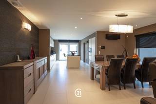 <p><span>Instapklare gezinswoning met ruime garage, zonnig terras en gezellige tuin!</span></p><p><span>Op zoek naar een woning waar je meteen kan intrekken? Dan is deze volledig instapklare gezinswoning beslist een bezoek waard. Geniet van een ruim terras, een gezellige tuin en een uitzonderlijk ruime garage met bovendien heel wat extra parkeergelegenheid. De rustige ligging biedt alle comfort, terwijl je toch geniet van een vlotte verbinding naar belangrijke invalswegen.</span></p><p><span>Mis deze kans niet en reserveer vandaag nog je bezoek op het KIJKMOMENT van 18/08!</span></p>