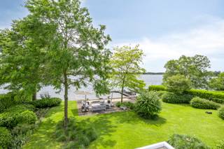 Wil u ook iedere dag het vakantiegevoel beleven en wonen aan een fantastisch privé meer van 95ha? Een zeldzame parel op een unieke locatie.Deze...