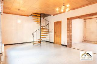 Deze te renoveren woning bevindt zich in het mooie en rustige centrum van Beervelde, vlakbij het prachtige Park van Beervelde. Een riante inkomhal wijst de weg naar de L-vormige leefruimte, die aan beide zijdes voldoende natuurlijke lichtinval krijgt door de verschillende raampartijen. De aanpalende keuken is eveneens voorzien van voldoende buitenlicht, waardoor er overal een aangenaam gevoel overheerst. Voorbij de keuken vinden we de badkamer terug, net als een aantal bergruimtes en een apart toilet. Op de eerste verdieping is er rond een grote overloop voorzien in vier mooie slaapkamers. Een grote troef van de woning vinden we achterin : daar bevindt zich een leuke tuin, die aan de achterzijde wordt afgesloten door een garage (die uitmondt in de aanpalende straat). Een afgeschermd terras vormt de aansluiting tussen de woning en de tuin. Inschrijven via mail naar tommy@immo-home.be, geen telefonische inschrijvingen! Volg ons op Fb en Insta. Voor meer info: www.immo-home.be. GRATIS SCHATTING &amp; GRATIS FINANCIEEL ADVIES
