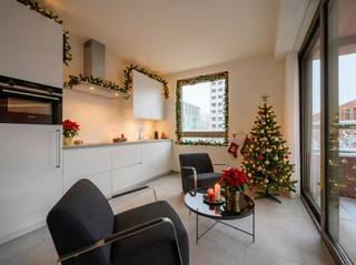 TURNOVA RESIDENTIES, RES. ROTOR, WONEN IN HET HART VAN TURNOVA <br /><br />Residentie Rotor ligt centraal in het bruisende gedeelte van Turnova, naast de Turnova Toren, Academie, winkels, restaurants maar toch in alle rust, mede dankzij het ruime gemeenschappelijke dakterras maar ook zeker door de typerende architectuur van het gebouw. Grote ramen, ruimte, hoogwaardige afwerking, centraal maar toch privé.<br /><br />Het gebouw is ruim opgevat met onder andere het dakterras maar toch voldoende kleinschalig om maximaal te kunnen genieten. Er zijn nog enkele appartementen beschikbaar die volledig naar wens kunnen afgewerkt worden in samenspraak met de bouwheer.<br /><br />Alle appartementen beschikken ook over een ruim privatief terras!<br /><br />In het centrum van Turnhout, vlak bij de Grote Markt, maakt u kennis met “Turnova”! Een bruisend nieuw stadsdeel. Naast appartementen en een 40-tal winkels is er ook plaats er ook de nieuwe Stedelijke Academie van Schone Kunsten, luxe-hotel Corsendonck, 3 restaurants waarvan we “Hert” terugvinden op de hoogste verdieping van de Turnova Toren met een ongelooflijk uitzicht en een grote ondergrondse parking. Drie pleinen met een eigen sfeer versterken het stadshart. Samen met de gezellige cafés, restaurants en terrasjes geeft Turnova ongetwijfeld een nieuwe dimensie aan het stadscentrum.<br /><br />Momenteel zijn nog enkele appartementen beschikbaar in Residentie Academie, wees er dus snel bij!<br /><br />De verkoop valt onder Registratie en BTW.<br /><br />Maak nu een afspraak via nieuwbouw@hillewaere.be of contacteer onze nieuwbouw makelaar om meer te weten te komen over dit project op 014/ 45 10 11 !