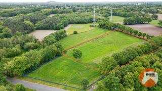 <br />PAAL - Instapklare woning met mooie tuin en weiland<br /><br />Deze eigendom is heel centraal gelegen waarbij de woning op 19a en aan het einde van deze doodlopende straat een groot weiland met vergunde paardenstallen op 1ha47.<br /><br />De woning is instapklaar en omvat een inkomhal met apart toilet, een ruime leefruimte met veel lichtinval en zicht op de mooie tuin, een aparte keuken met eetplaats en 2 ruime bergingen. Verder is er een badkamer voorzien van ligbad, douche en dubbele lavabo.<br />Op de verdieping treffen we maar liefst 5 slaapkamers waaronder een zeer ruime master met dressing en 2 kamers met mezzanine.<br /><br />Buiten kan men zonder twijfel tot rust komen in de zeer mooie en ruime tuin met open, landelijk zicht en toch veel privacy. <br />Ook treffen we hier een moestuin, kleine boomgaard en een carport en tuinhuis.<br /><br />De woning is voorzien van dak -en spouw isolatie en heeft zonnepanelen (met groenestroomcertificaten) waardoor een mooie EPC score van 145kWh (B). Ze kan eveneens een conforme elektriciteitskeuring voorleggen. <br /><br />Het weiland heeft een zeer mooie oppervlakte van 1ha47 en kan men vinden op korte wandelafstand aan het einde van deze doodlopende straat. <br />Dit perceel is volledig omheind en voorzien van vergunde paardenstallen waarin 3 boxen, schuilstal en opbergruimte. <br />Dit weiland is tevens ook voorzien van stroom aangesloten op het net.<br /><br />Bijkomend voordeel is het gebruik van een aanpalend weiland (blauw omlijnd) en dit voor de komende 8 jaar. <br /><br />Bent u op zoek naar een instapklare woning met groot weiland waarop vergunde paardenstallen ? Aarzel niet en contacteer ons: 053/60.65.66.