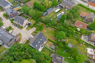 La rue Ivonna Nevejan est située à quelques pas du centre d'Oostakker. La rue est calme et sans issue. Le terrain de 609 m² est situé au bout de cette rue. Cela vous permet de profiter de l'espace, de l'intimité et d'un excellent emplacement. Le terrain est idéal pour construire une maison familiale mitoyenne avec un grand jardin pour un agréable barbecue ou un paradis pour les enfants. La parcelle s'étend sur une largeur d'environ 18,5 mètres et une profondeur de 35 mètres, une taille idéale pour votre future (t) maison.Registre des mesures: non