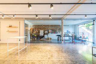 In het centrum van Izegem bieden wij u een unieke opportuniteit: een ruime en kwalitatief afgewerkte handelsruimte op een toplocatie.De handelsruimte op het gelijkvloers heeft een oppervlakte van maar liefst 186 m² en biedt tal van mogelijkheden voor diverse commerciële activiteiten zoals detailhandel, kantoorruimte of praktijkruimte. Dankzij de royale oppervlakte en praktische indeling kan de ruimte flexibel ingericht worden volgens uw noden.Achteraan bevindt zich een aangenaam en ruim terras, wat een absolute meerwaarde vormt voor zowel klanten als personeel.Indeling gelijkvloers:inkomhal ruime handelsruimtetoegang tot het terras achteraanTroeven van het handelspand:centrale ligging in Izegemgrote bruikbare oppervlakte (186 m²)polyvalente invullingsmogelijkhedenaangename buitenruimte/terrasvlotte bereikbaarheidBent u op zoek naar een commercieel pand met ruimte, visibiliteit en mogelijkheden? Dan is dit handelspand zeker een bezoek waard.Neem contact op met dossierbeheerder:Jeroen Taillieu – +32 493 25 14 33jeroen.taillieu@dewaele.com