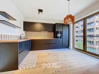 Tel : 0456 79 45 19 / E-mail : sophia.vanhove@weinvest.be<br /><br />
<p><span>We Invest biedt u met plezier dit prachtige appartement met één slaapkamer aan, gelegen in het Jaydon-gebouw van het Park Lane-project.<br /><br /></span></p>
<p><span>Het appartement bevindt zich op de 2e verdieping van een gebouw met lift en werd gebouwd in 2025. Het bestaat uit een inkomhal, een lichtrijke leefruimte met open ingerichte keuken, één slaapkamer, een badkamer, een apart toilet, een wasruimte en een aangenaam terras. Het appartement beschikt bovendien over een kelder.</span></p>
<p><span>Deze woning onderscheidt zich door de kwalitatieve voorzieningen en afwerking: twee zonnepanelen die helpen het energieverbruik te verminderen, elektrische zonwering, Philips Hue-verlichting waarmee u de kleuren kunt aanpassen, hoogwaardige gordijnen die inbegrepen zijn en hoogwaardige Siemens Studioline-toestellen.</span></p>
<p><span>Dankzij de ligging in het Park Lane-project zijn het openbaar vervoer en de belangrijkste invalswegen van de hoofdstad vlot bereikbaar.<br /><br /></span></p>
<p><span>Huurprijs: € 1.200</span><br /><span>Lasten: </span><span>€125 </span><span>(voorschot </span><span>voor </span><span>verwarming </span><span>en </span><span>onderhoud </span><span>van </span><span>de </span><span>gemeenschappelijke </span><span>delen)</span></p>
<p><span>EPC: A<br /><br /></span></p>
<p><span>Onmiddellijk beschikbaar. Minimale huurtermijn: 3 jaar.</span></p>
<p><span>Wacht niet te lang om een bezoek in te plannen!<br /><br /></span></p>
<p><span>Ontdek meer exclusieve panden op </span><span>www.weinvest.be</span><span>.</span></p>