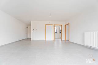 Dit aangename appartement is gelegen op de eerste verdieping van een verzorgd gebouw en combineert comfort met energiezuinig wonen.
Het beschikt over twee slaapkamers (13 m² en 8 m²). De open keuken sluit mooi aan op de lichtrijke leefruimte, wat zorgt voor een gezellige en open sfeer.
Daarnaast is er een grote berging, handig voor extra opbergruimte, en een badkamer met douche. Buiten vind je een terras, perfect om even tot rust te komen.
Een ideaal appartement voor wie comfortabel en energiezuinig wil wonen!