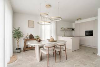 <p><strong><br /></strong>Op zoek naar een exclusieve, duurzame nieuwbouwvilla in het groen? Deze 7 BEN-woningen in Tielt-Winge (Meensel) combineren rust, ruimte en bereikbaarheid tot een ideale woonomgeving.<br /><br />Woonproject Meensel bestaat uit 7 strak vormgegeven woningen, waarvan 3 open en 4 halfopen bebouwingen. Elke villa krijgt een unieke gevel in crepi of gevelmetselwerk, afgewerkt met antraciet aluminium ramen. De grote raampartijen zorgen voor een overvloed aan natuurlijk licht in de leefruimte en keuken, met prachtige, weidse zichten op het glooiende Hageland.<br /><br />De woningen zijn gelegen in een rustige, landelijke omgeving, maar toch strategisch. Op slechts 20 km van Leuven en 40 km van Brussel, met vlotte verbindingen via de E314 en E40, bereik je snel steden zoals Aarschot, Diest en Tienen. Ideaal voor wie rustig wil wonen zonder in te boeten op bereikbaarheid.<br /><br />Duurzaamheid staat centraal. Elke woning is uitgerust met een warmtepomp, vloerverwarming, regenwaterput en een ventilatiesysteem C+ met smartzones. Dit resulteert in een E-peil lager dan E20 en het bijhorende BEN-label.<br /><br />Ook aan comfort is gedacht: de tuinaanleg is inbegrepen in de prijs. Kortom, een instapklare woning waar je meteen kan thuiskomen.<br />Benieuwd naar de plannen en afwerking? Contacteer ons vrijblijvend via 0472 64 63 02 of via nieuwbouw@living-stone.be.</p>