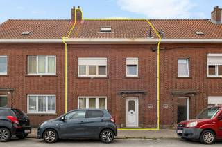 <p><span>Deze te renoveren woning is gelegen op een </span><span>goed bereikbare locatie in Duffel</span><span>, op korte afstand van het </span><span>station</span><span> en met een vlotte verbinding richting de </span><span>E19</span><span>. De woning beschikt vandaag reeds over een </span><span>praktische en aangename indeling</span><span>, maar biedt dankzij de nodige renovatiewerken heel wat mogelijkheden om ze volledig naar eigen smaak en woonwensen te moderniseren.</span></p><p><span>Via de inkomhal bereiken we de </span><span>ruime woonkamer</span><span>, die in het verlengde toegang geeft tot de voorziene ruimte voor een </span><span>ruime leefkeuken</span><span>. Dankzij de open verbinding en het zicht op de tuin kan hier een aangename leefruimte worden gecreëerd met een sterke connectie tussen de woning en de tuin. Grenzend aan de keuken bevinden zich </span><span>twee praktische bergingen</span><span> en een </span><span>afzonderlijk toilet</span><span>. Onder de trap is er bovendien toegang tot een beperkte kelder.</span></p><p><span>Op de eerste verdieping bevinden zich een badkamer, </span><span>twee volwaardige slaapkamers</span><span> en een </span><span>derde, kleinere kamer</span><span>. Deze ruimte kan flexibel worden ingericht als dressing, bureau, babykamer of hobbyruimte, afhankelijk van de noden van de toekomstige bewoners.</span></p><p><span>Een absolute meerwaarde is de </span><span>ruime zolderverdieping</span><span>. Deze biedt de mogelijkheid om de </span><span>bestaande woonoppervlakte verder uit te breiden</span><span> en kan mits de nodige inrichting perfect worden omgevormd tot bijvoorbeeld een </span><span>extra slaapkamer, bureau of hobbyruimte.</span></p><p><span>Achteraan geniet de woning van een </span><span>zuidgerichte tuin</span><span>, waar het aangenaam vertoeven is. Helemaal achteraan bevindt zich bovendien een uitzonderlijk ruim </span><span>bijgebouw van maar liefst 47 m²</span><span>. Deze polyvalente ruimte biedt tal van mogelijkheden en kan verschillende invullingen krijgen.</span></p><p><span>Een bijzonder grote troef is de rechtstreekse bereikbaarheid van het bijgebouw via de weg naast huisnummer 3. Hierdoor beschikt de woning over een </span><span>handige achteruitgang</span><span>, wat een enorme meerwaarde is voor het gebruik van het bijgebouw én voor het praktisch bereikbaar maken van de achterzijde van het perceel.</span></p>