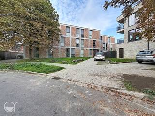 Deze moderne studentenunit is gelegen in de Vlasgaardstraat 60 te Gent, op een centrale en strategische locatie op fietsafstand van verschillende faculteiten van de Universiteit Gent en diverse hogescholen. Dankzij de uitstekende ligging vormt deze unit een interessante opportuniteit voor ouders van studerende kinderen, maar ook voor investeerders die op zoek zijn naar een verhuurinvestering in de Gentse studentenmarkt.<br /><br />Het studentengebouw is praktisch en eigentijds ingericht. De gemeenschappelijke delen beschikken over sanitaire voorzieningen, toiletten, keukens en een fietsenstalling, waardoor de bewoners kunnen genieten van alle nodige faciliteiten binnen het gebouw.<br /><br />De studio wordt momenteel verhuurd aan €490 per maand en biedt hierdoor een onmiddellijke verhuuropbrengst voor de nieuwe eigenaar. De combinatie van de centrale ligging, de nabijheid van onderwijsinstellingen en de huidige verhuur maakt dit een interessante investering in studentenhuisvesting in Gent.<br /><br />Wenst u meer info en/of een bezoek? Contacteer dan Benjamin De Wit of Philippe Claesens (0473970880 / 0474823144 - benjamin@rosseel.be / philippe@rosseel.be).