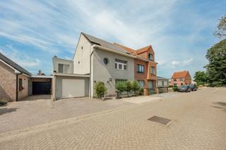 <strong>Goed onderhouden woning met 3 ruime slaapkamers en tuin gelegen op wandelafstand van het centrum van Tielen.</strong><br /><br /><strong>Ligging</strong>: de woning bevindt zich op een rustige locatie maar toch op wandel/fietsafstand van het centrum van Tielen. Winkels, scholen, het station, horeca, ... bevinden zich allen in de nabije omgeving!<br /><br /><strong>Indeling: -1:</strong> kelder<strong> 0:</strong> inkomhal - living - keuken - badkamer - speelkamer - inpandige garage <strong>+1:</strong> 3 slaapkamers <strong>+2:</strong> ruime zolder<br /><br /><strong>Beschrijving: </strong>Mooie en goed verzorgde woning met 3 ruime slaapkamers. We betreden de woning de via de inkomhal waarnaar we binnenkomen in de leefruimte. Deze ruimte is verbonden met de keuken die deels op en maar doch ook apart te vinden is. Door de lichtkoepel is de keuken voorzien van natuurlijk lichtinval.<br />Verder is er nog de badkamer met voorzieningen voor wasmachine en droogkast, alsook een douche. Links van de woning is de inpandige garage gelegen die uitkomt op een ruime multifunctionele ruimte.<br />De 1e verdieping is voorzien van 3 ruime slaapkamers en via een vaste trap bereiken we verdieping 2, dewelke momenteel dienst doet als zolder maar hier zijn nog tal van mogelijkheden voor het creëeren van een extra ruimte oa. slaapkamer/hobbyruimte/bureau/... .<br />Buiten genieten we van een grote tuin met overdekt terras. Achteraan is nog een bergruimte voorzien die tevens langs de achterzijde ook bereikbaar is.<br /><br />Verder is de woning uitgerust met zonnepanelen en werd de gevel geïsoleerd.<br /><br /><strong>Bijzonder informatieplicht:</strong> in aanvraag
