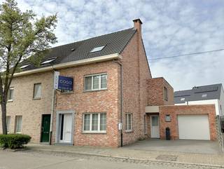 Deze charmante halfopen bebouwing, volledig gerenoveerd in 2004 en uitgebreid in 2013, combineert ruimte, comfort en een rustige ligging in een groene omgeving.<br /><br />De woning bevindt zich aan Gemeentebos 22 in Gooreind (Wuustwezel), een landelijke en aangename woonomgeving. De ligging wordt in de toekomst nog aantrekkelijker dankzij de herinrichting van de straat tot een éénrichtingsschoolstraat met extra groen, wat zorgt voor meer veiligheid en rust.<br /><br />Ondanks de rustige ligging geniet u van een uitstekende bereikbaarheid. Scholen, buurtwinkels en horecagelegenheden bevinden zich op korte afstand, waardoor alle dagelijkse voorzieningen binnen handbereik liggen.<br /><br />Bij het betreden van de woning komt u in de inkomhal met trap naar de verdieping en toegang tot de kelder. De ruime woonkamer straalt gezelligheid uit, mede dankzij de gashaard in de zithoek. Aansluitend bevindt zich de eethoek met praktische hangkasten, die overgaat in de open, volledig ingerichte keuken.<br /><br />Naast de keuken vindt u een handige berging met cv-installatie, aansluiting voor wasmachine en een uitgietbak. Via het sas, met apart gastentoilet en buitendeur, bereikt u de inpandige garage met automatische poort.<br /><br />Op de eerste verdieping geeft de nachthal met ingebouwde kasten toegang tot drie ruime slaapkamers en een volledig uitgeruste badkamer met douche, ligbad, dubbele wastafel in meubel, spiegelkast en hangtoilet.<br /><br />De tweede verdieping, opgericht en ingericht in 2013, biedt een mooie open ruimte die perfect kan dienen als vierde slaapkamer, bureau of hobbykamer.<br /><br />Buiten geniet u van een gezellige tuin met terras, voorzien van een elektrische zonnetent en een praktisch tuinhuis. De woning beschikt bovendien over een regenwaterput met recuperatiesysteem naar de toiletten, buitenkraan en garagekraan.<br /><br />Kortom, een instapklare en ruime gezinswoning op een rustige, maar goed bereikbare locatie.<br /><br />Interesse? Neem gerust contact op voor een bezichtiging!
