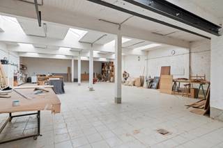 In een rustige straat van Deurne, maar toch perfect bereikbaar, ontdek je deze bijzonder ruime werkplaats van 475 m².Een plek waar vakmanschap,...