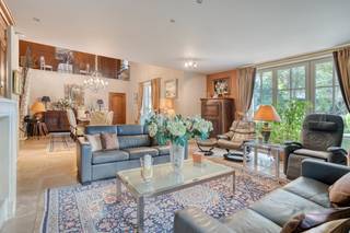 Ontdek deze imposante, karaktervolle villa op een uiterst rustige ligging nabij de duinen en de zee. Een absolute droom voor wie houdt van ruimte, charme en kwaliteit. Indeling: statige inkomhal met gewelfd plafond en gastentoilet, lichtrijke woonkamer met sfeervolle haardcassette, afzonderlijk ingerichte keuken, bijkeuken/wasplaats, drie royale slaapkamers, bureau of vierde slaapkamer, badkamer, groot zonneterras (deels overdekt), dubbele garage, praktische berging, (wijn)kelder en een fraai aangelegde, perfect onderhouden tuin.<br />Troeven: hoogstaande afwerking, luxueuze materialen en een tijdloze Spaanse architectuur die meteen een vakantiegevoel oproept.