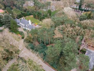 Gelegen voor het dorp van Schilde bevindt zich deze te renoveren villa met bouwgrond op ca. 6002 m².Indeling:ruime inkomhal - aparte vestiaire met...