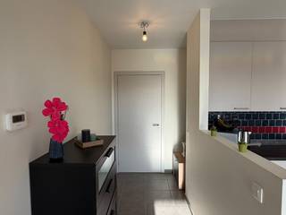 <p>Licht, ruimte en rust vlak bij het centrum van Lier</p><p>In het recente woonproject Netheland, gelegen aan de Ringenhofweg 87 in Lier, vind je dit moderne en uitstekend onderhouden appartement dat comfort, rust en een aangename woonomgeving perfect combineert.</p><p>Het appartement heeft een bewoonbare oppervlakte van 70m² en bevindt zich op de tweede verdieping van een gebouw uit 2021. Dankzij de grote raampartijen geniet je doorheen de dag van veel natuurlijke lichtinval. Een absolute troef is het ruime, ZW-gerichte balkon van maar liefst 20m², waar je volop van de zon kunt genieten. Bovendien woon je hier in alle rust, terwijl het centrum van Lier en de dagelijkse voorzieningen vlakbij liggen.<br />De lichtrijke leefruimte sluit naadloos aan op de open keuken en vormt een gezellige plek om te ontspannen, te koken of vrienden te ontvangen. Dankzij de doordachte indeling wordt elke vierkante meter optimaal benut, zonder verloren ruimte. Het appartement beschikt over een ruime slaapkamer en een comfortabele badkamer met inloopdouche en toilet. Door de recente bouw en de uitstekende staat van onderhoud is het appartement volledig instapklaar.</p><p>Met een EPC-label A geniet je van een energiezuinige woning en lage energiekosten. Het gebouw beschikt bovendien over een lift en het appartement voldoet aan de geldende conformiteitsvereisten.<br />Bij het appartement hoort een ondergrondse parkeerplaats en een private berging van 4.5m². Beide worden verplicht samen met het appartement aangekocht. Daarnaast is er een gemeenschappelijke ondergrondse fietsenstalling.</p><p>De vraagprijs voor het appartement bedraagt € 259.000. De ondergrondse parkeerplaats en berging worden verplicht mee aangekocht voor € 20.000.</p><p>Wil je dit appartement graag zelf ontdekken? De bezichtigingen vinden uitsluitend plaats op zaterdag 24 en zondag 25 oktober.</p><p>Reserveer eenvoudig je gewenste tijdslot via onderstaande link: https://forms.gle/NMKT3NbdbFNnUnUo9</p>