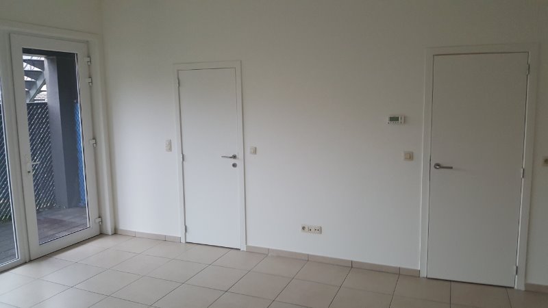 Gunstig gelegen kantoorruimte (54m²) met garage en 2 autostaanplaatsen. - foto 4