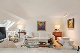 Uitzonderlijk luxueus dakappartement van 275m² met terras van 28m² en dubbele inpandige garage.Het appartement heeft een volledige renovatie...