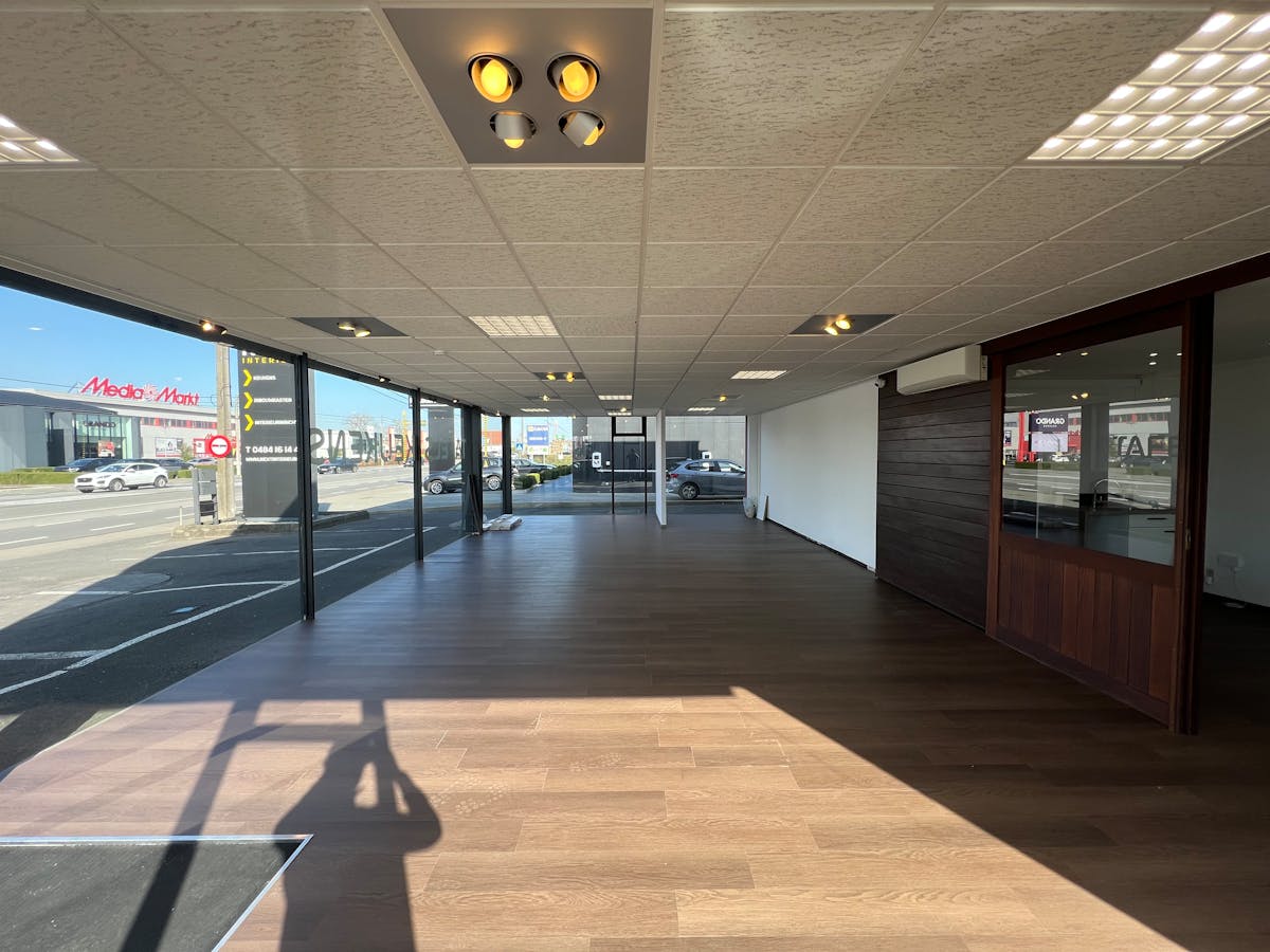 Showroom d'environ 110 m² avec 5 places de parking dans le Mammoth Center - photo 3
