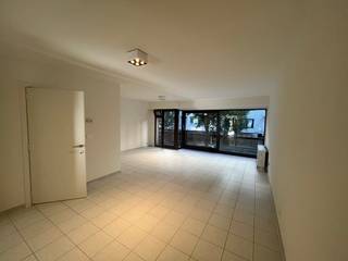 Dit gerenoveerde appartement met 2 slaapkamers is gelegen aan de Rogierlaan in Oostende, op een uitstekende locatie met een vlotte verbinding naar winkels, openbaar vervoer en andere voorzieningen. Het appartement combineert hedendaags wooncomfort met een praktische ligging en is ideaal voor wie aangenaam wil wonen aan de kust. Daarnaast werd het appartement volledig geschilderd en voorzien van verlichting. Bovendien beschikt het appartement over een gemeenschappelijke fietsenberging en een privatieve kelder, wat zorgt voor extra bergruimte en gebruiksgemak. Het appartement is beschikbaar vanaf 1 november 2026 en wordt verhuurd aan € 875 per maand, aangevuld met een forfait van € 65 per maand voor de algemene onkosten. Ben je geïnteresseerd in dit pand te huur in Oostende? Ga naar de website www.dermul.be, klik op het pand dat je wenst te huren. Via de knop "ik heb interesse" vragen we u kort een profiel in te vullen. Daarna nemen we contact op voor een bezoek. Telefonisch kunnen er geen afspraken gemaakt worden.